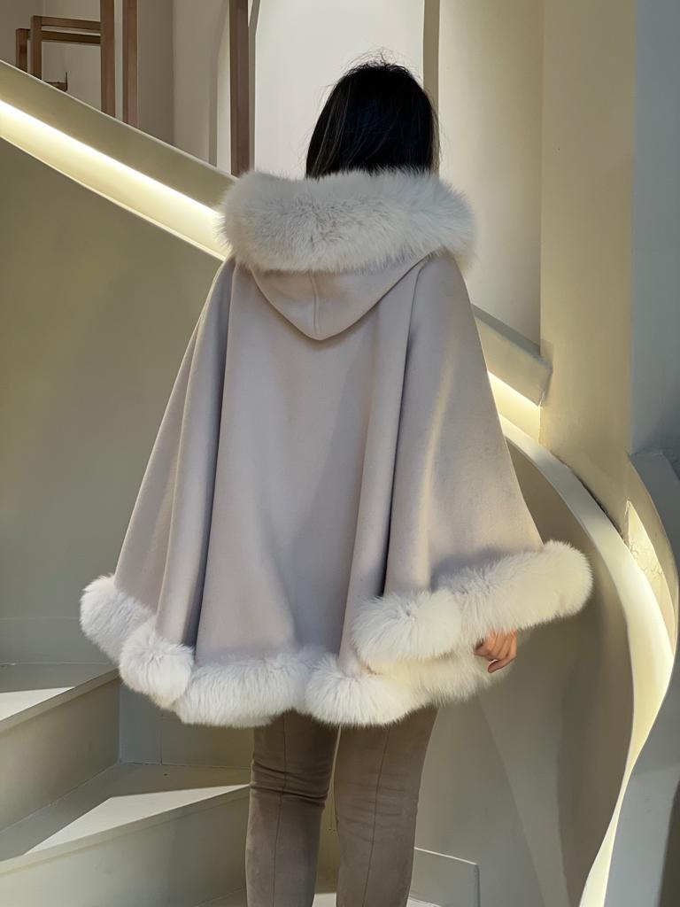 Beige cape with Fur