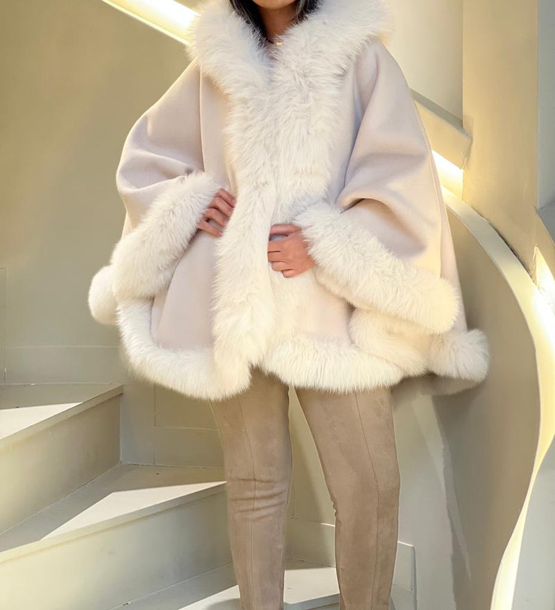 Beige cape with Fur