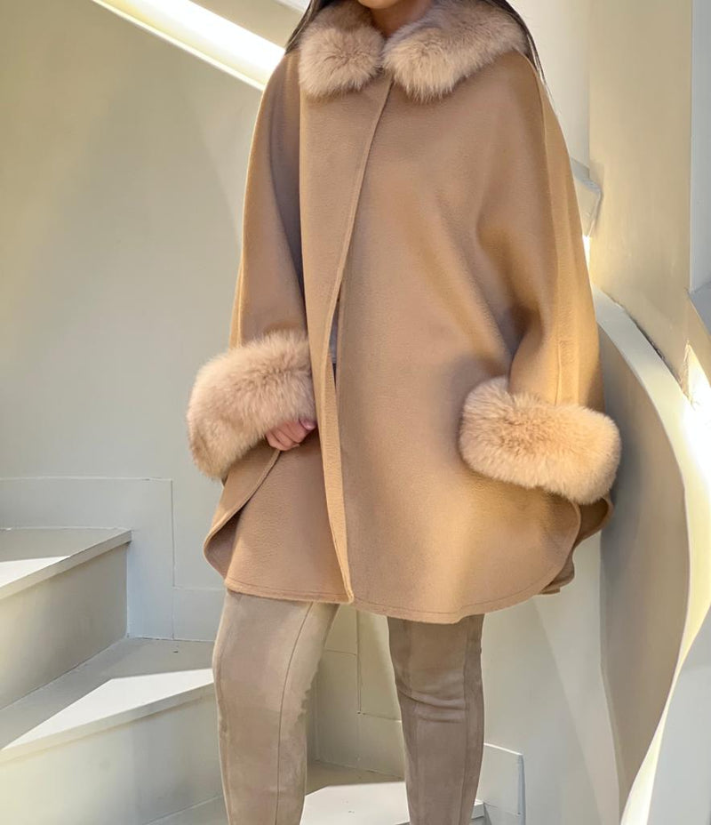 Beige cape with Fur collar