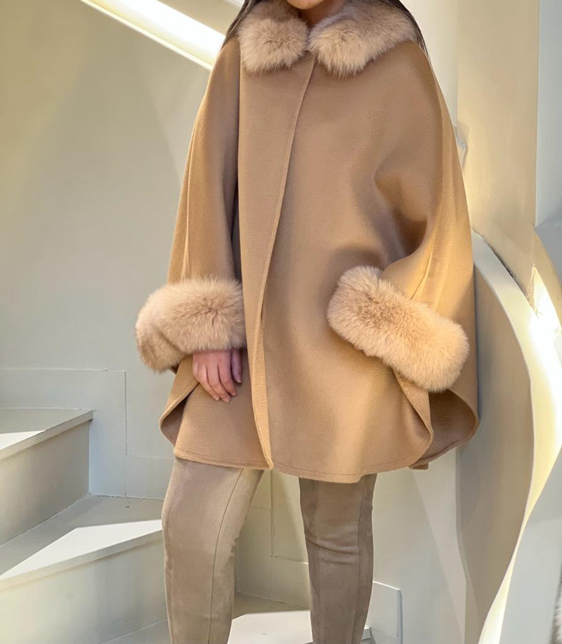 Beige cape with Fur collar