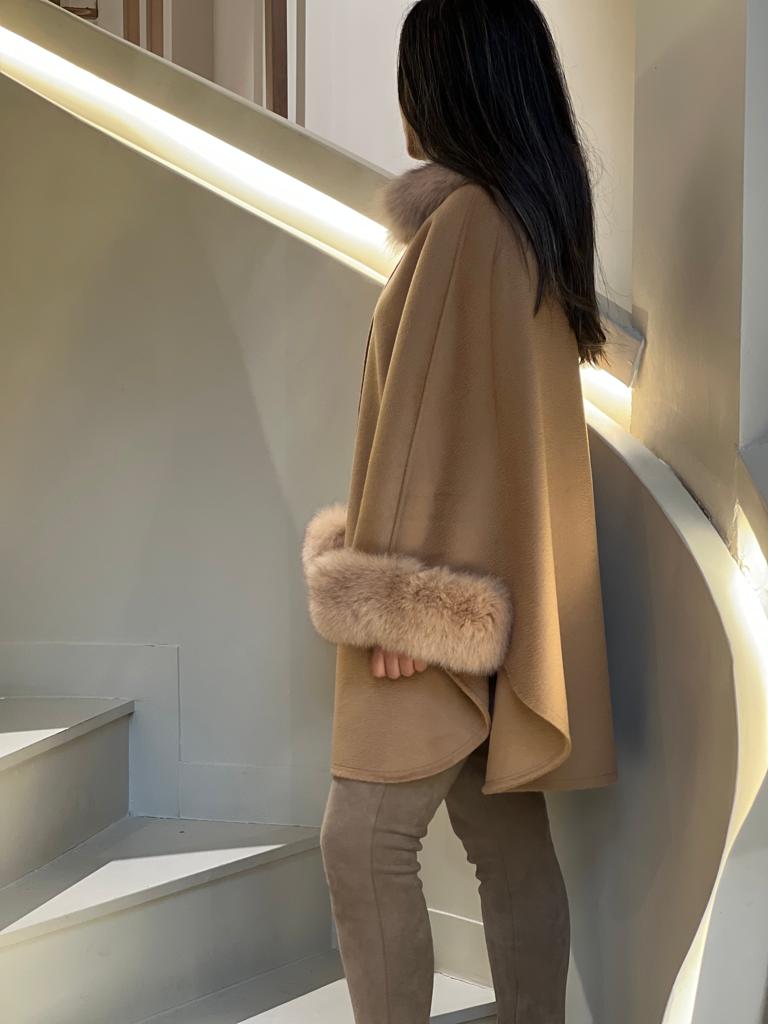 Beige cape with Fur collar