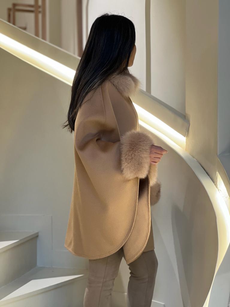 Beige cape with Fur collar