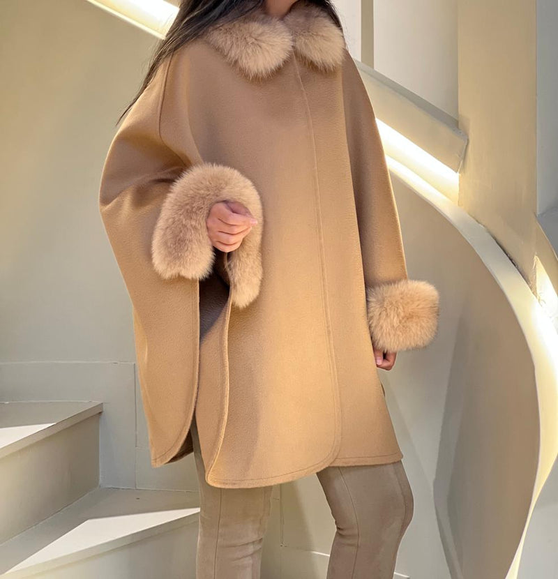 Beige cape with Fur collar