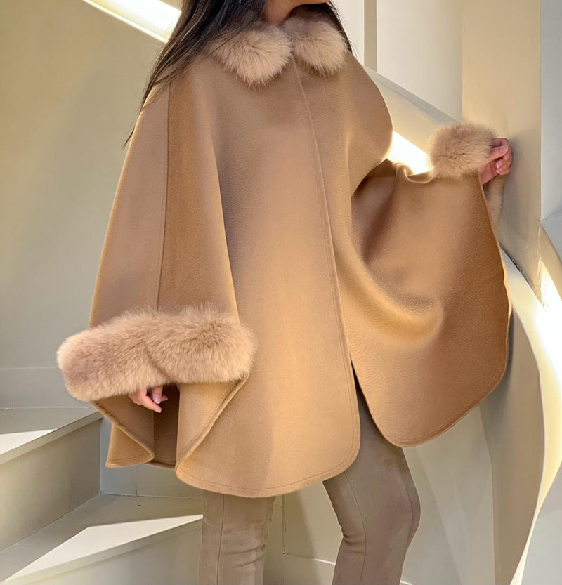 Beige cape with Fur collar