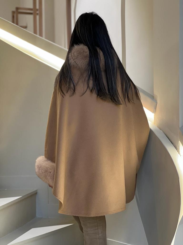 Beige cape with Fur collar